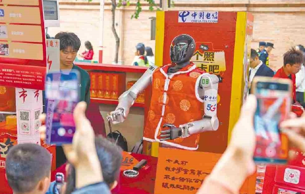 廣州迎春花市全面開市 飛行汽車首秀 機器人寫福字