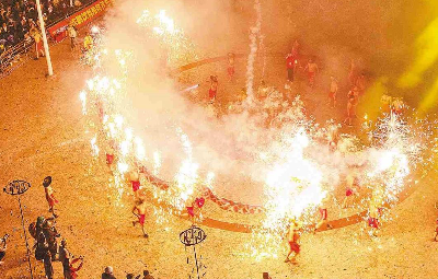 煙花火龍騰躍 舞出龍馬精神